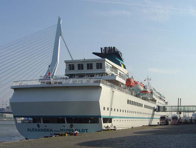 Cruiseschip ms Alexander von Humboldt II van Phoenix aan de Cruise Terminal Rotterdam